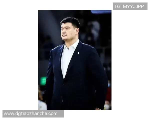 姚明不仅身高出众更是帅气十足的篮球巨星魅力四射引人瞩目