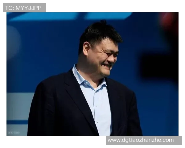 姚明黑白写真展现篮球巨星的优雅与力量之美 姚明黑白写真展现篮球巨星的优雅与力量之美