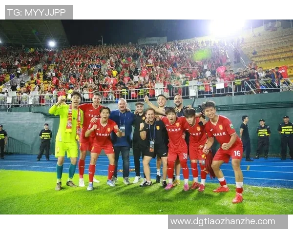 足球明星在赛场上的精彩瞬间与多样动作图解析