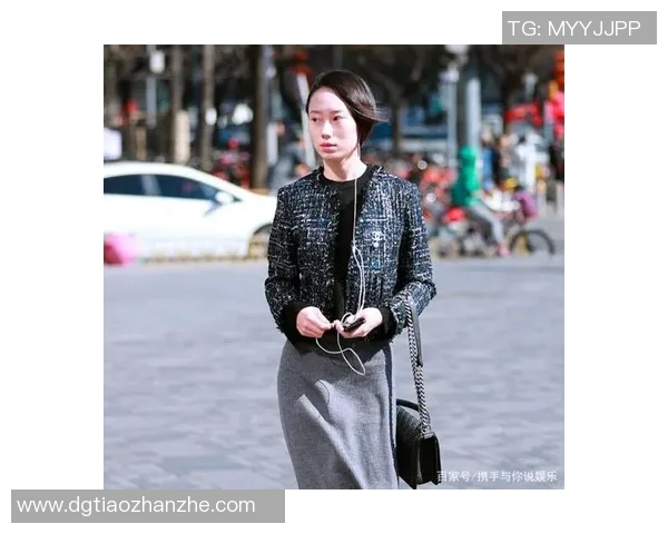 足球明星时尚新风潮帽衫搭配展现个性魅力与运动精神