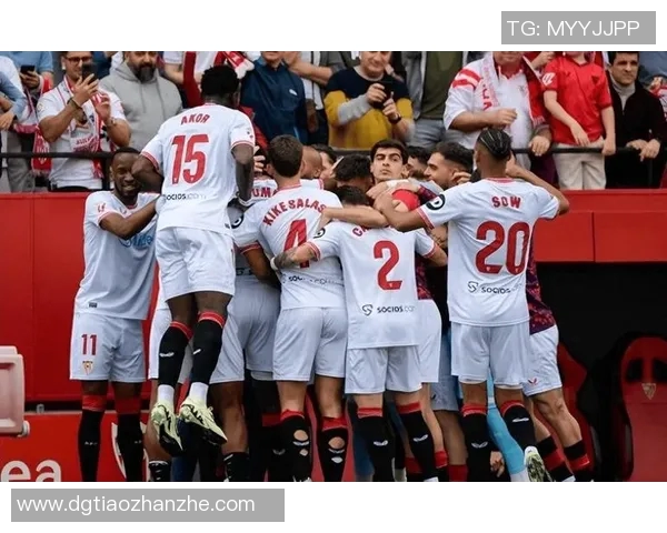 黑粉袭击足球明星视频引发热议社交媒体上众多网友表达愤怒与支持 黑粉袭击足球明星视频引发热议社交媒体上众多网友表达愤怒与支持