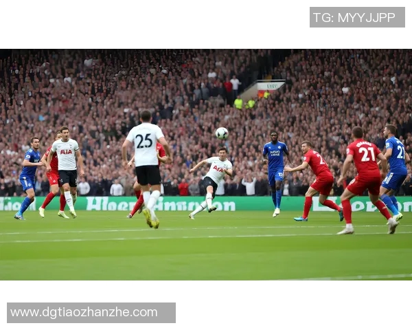 帅哥与足球明星亲密合影视频展现运动魅力与青春活力的完美瞬间